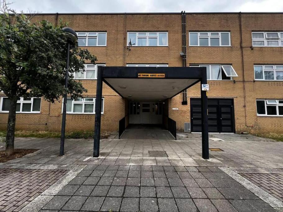 Milton Keynes Central Apartment Flat With Kitchen, Large Bed, Park View & Parking, 1 Minute Walk To Mk City Centre, Shops, Malls, Restaurants & Attractions, 8 Minutes From Hospital 外观 照片