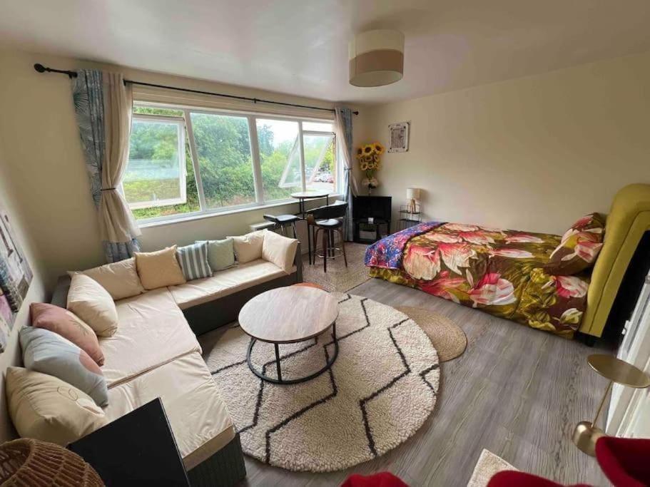 Milton Keynes Central Apartment Flat With Kitchen, Large Bed, Park View & Parking, 1 Minute Walk To Mk City Centre, Shops, Malls, Restaurants & Attractions, 8 Minutes From Hospital 外观 照片