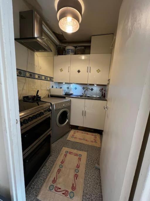 Milton Keynes Central Apartment Flat With Kitchen, Large Bed, Park View & Parking, 1 Minute Walk To Mk City Centre, Shops, Malls, Restaurants & Attractions, 8 Minutes From Hospital 外观 照片